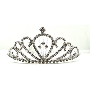 Hopeanvärinen tiara pannassa