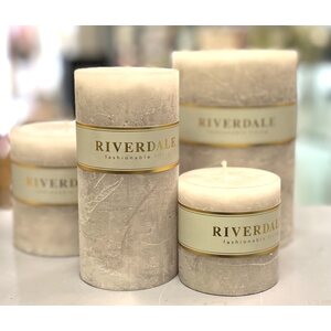 Riverdale Vaaleanharmaa tuoksuton pilarikynttilä, 7*7 cm