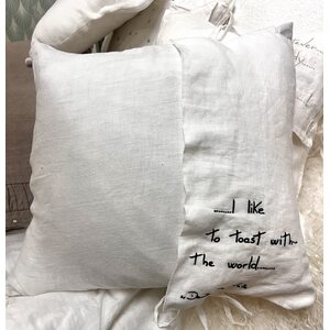 Arte Pura valkoinen tyynynpäällinen brodeeratulla tekstillä "... I like to tast with the world..."