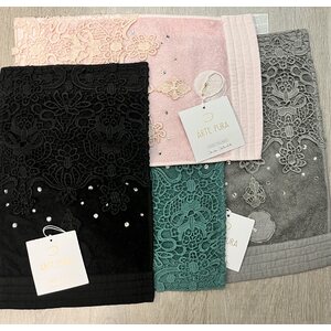 Arte Pura frotee pitsipyyhe Swarovski kristalleilla ja leveällä puuvillapitsillä
