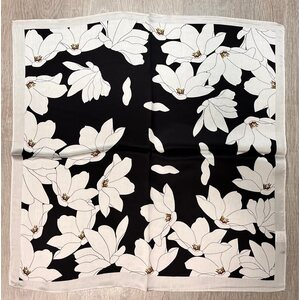Mustavalkoinen kukallinen silkkihuivi, 50*50 cm